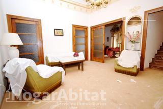 Casa  Calle doctor nacher. Oportunidad de inversión! amplia casa con gran terraza y balcón,