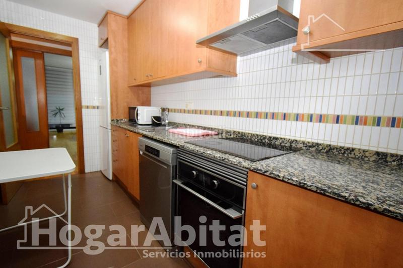 Foto a9b10da2-24c4-4c10-8bd8-01cafa984beb. Piso muy amplio con garaje y trasero en Monserrat