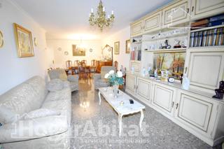 Pis  Avenida peris y valero. Muy amplio y exterior con balcón, garaje y ascensor