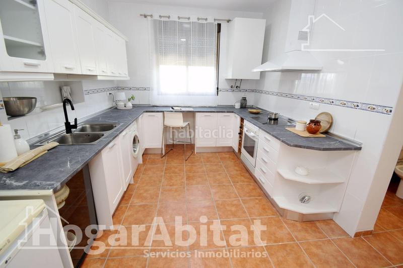 Foto 2c8e83a2-155e-47b4-9267-2661b52f8872. Chalet  seminuevo con terraza y garaje en Borriol