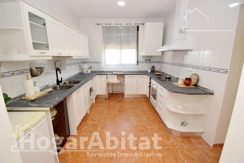 Foto d64d5826-6a38-4aa9-ab1d-4d9039f0f368. Chalet  seminuevo con terraza y garaje en Borriol