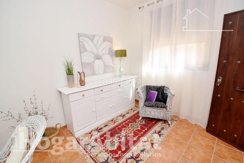 Foto e96b600e-97d1-40f4-887e-8cda8a395bc8. Chalet  seminuevo con terraza y garaje en Borriol