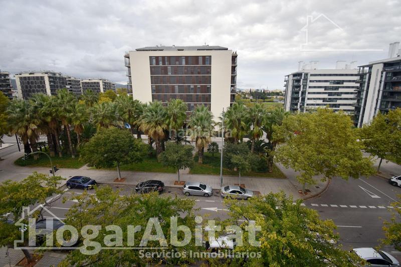 Foto 73c8c765-0785-4f9a-82a5-db15d4f008c3. Piso seminuevo y esquinero en residencial con garaje y terraza en Castellón de la Plana