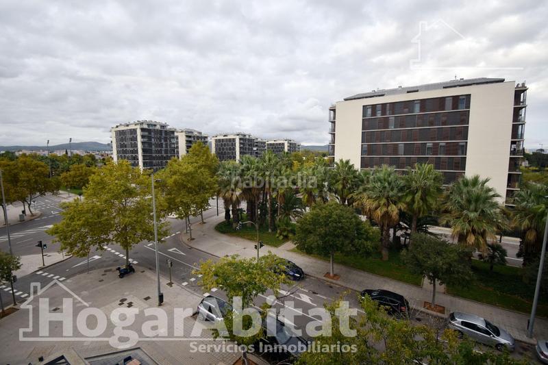 Foto db3a3477-c5cf-48e3-9409-612b0ebdf3c9. Piso seminuevo y esquinero en residencial con garaje y terraza en Castellón de la Plana