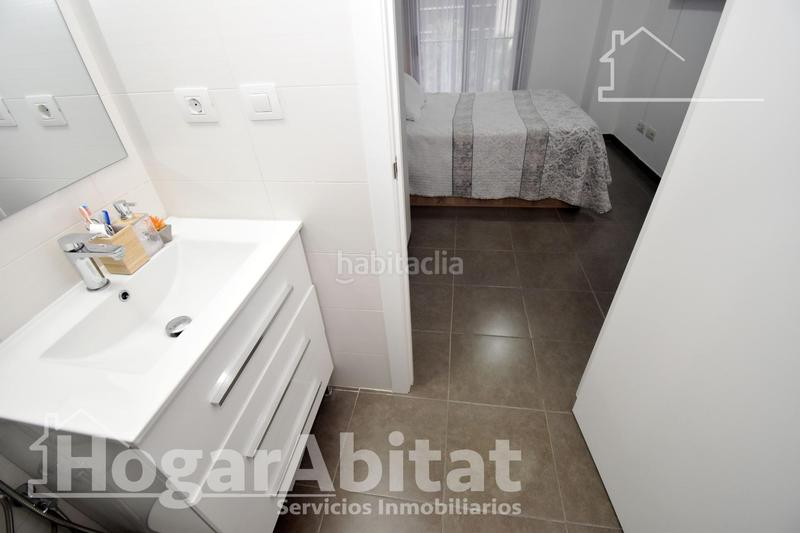 Foto fb2c7fee-1028-45cb-8435-b15a82035a7a. Piso seminuevo y esquinero en residencial con garaje y terraza en Castellón de la Plana