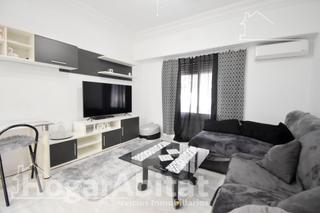 Appartement  Calle escolàpies. Precioso, semireformado y luminoso con trastero, en el centro