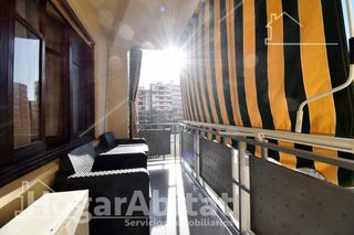 Flat  Calle gabriel miró. Muy amplio con 4 dormitorios y terraza en el centro