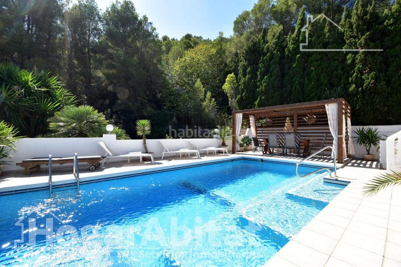 Foto ef8523cc-3d6f-4f94-9b3c-150258bc9e63. Chalet  totalmente reformado! amplio con 4 viviendas independientes y piscina privada en Gandia