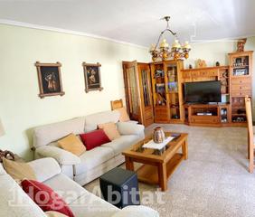 Piso  Avenida gaspar aguilar. Amplio, alto y luminoso con ascensor y balcón