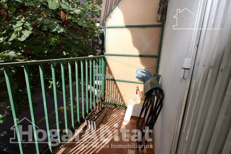 Foto 4846d400-2d02-49a2-b56b-8bacd746a2f2. Piso exterior con balcón y terraza cerca del metro en Paiporta