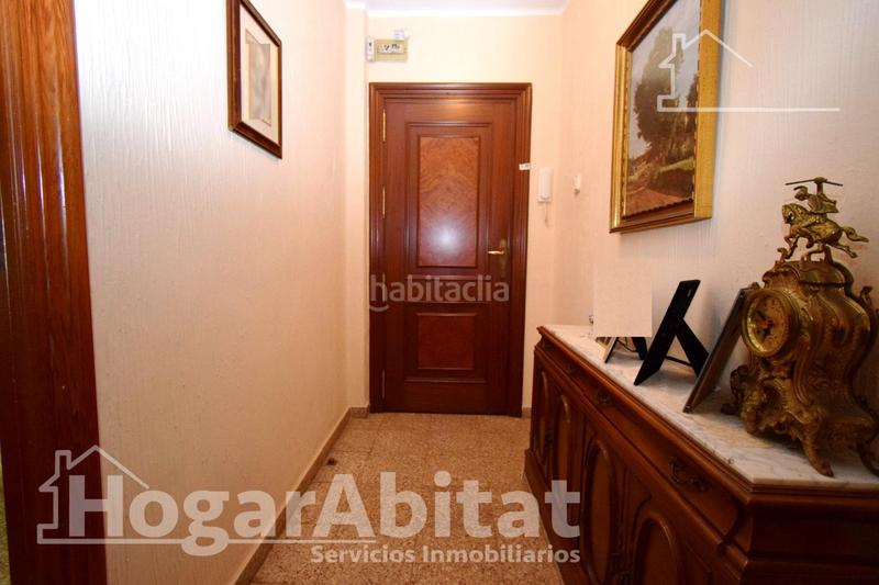Foto c086cdf7-0041-4784-a997-4fcbf0f630b2. Piso exterior con balcón y terraza cerca del metro en Paiporta