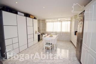 Pis  Plaza de fadrell. Amplio y exterior con garaje y balcón en el centro