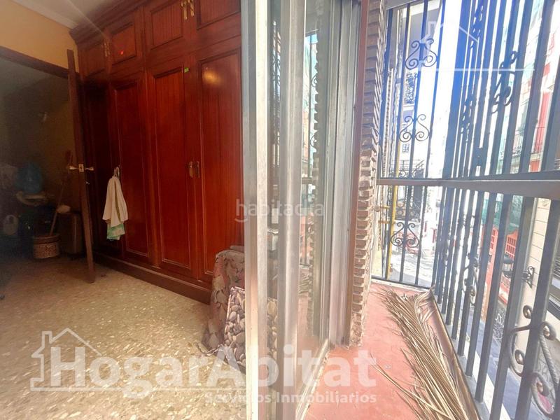 Foto c435788a-00fa-4e7b-b8e1-20ac63487f0d. Piso en ciutat vella! muy amplio con balcón y ascensor junto al mercado central en Valencia
