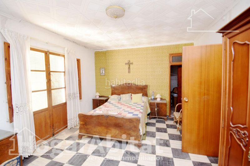 Foto 653faa2f-4743-4ff4-b8f0-ba301db176ac. Casa amplia casa esquinera para reformar con terraza y balcón en Borriol