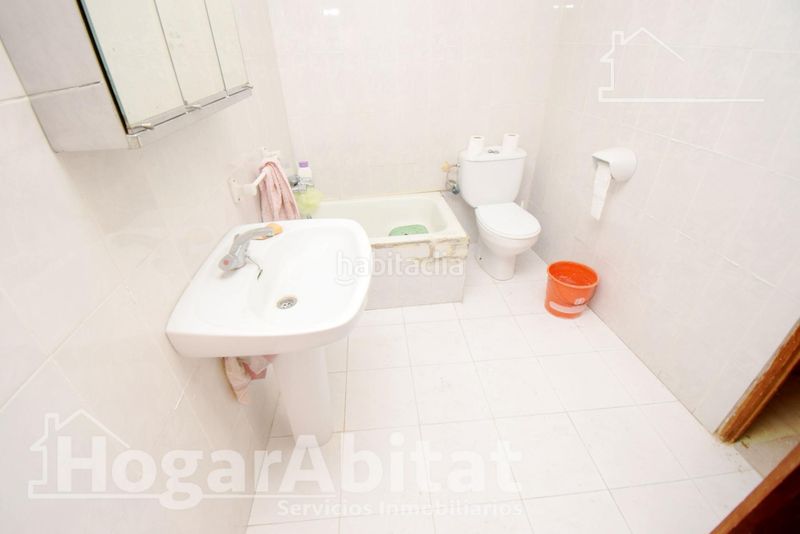 Foto 85f879e3-64ce-420c-b62b-dd9fe16c7425. Casa amplia casa esquinera para reformar con terraza y balcón en Borriol