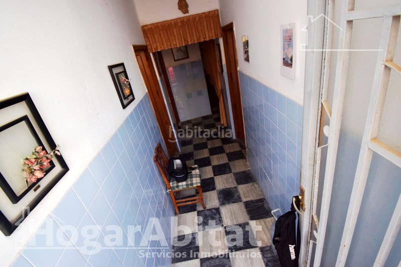 Foto cbc86ebf-8505-4325-9e89-0c4665af811b. Casa amplia casa esquinera para reformar con terraza y balcón en Borriol