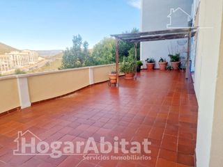 Flat  Calle nit. Muy amplio en residencial con garaje, terraza y piscina