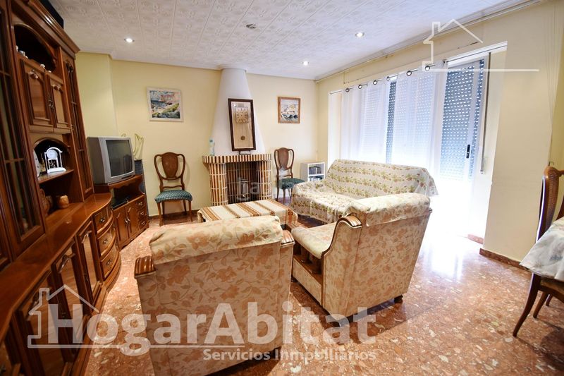 Foto f4e9c7fd-1c5b-422b-ae6d-7d6df3178188. Casa adossada amb aparcament a Cheste