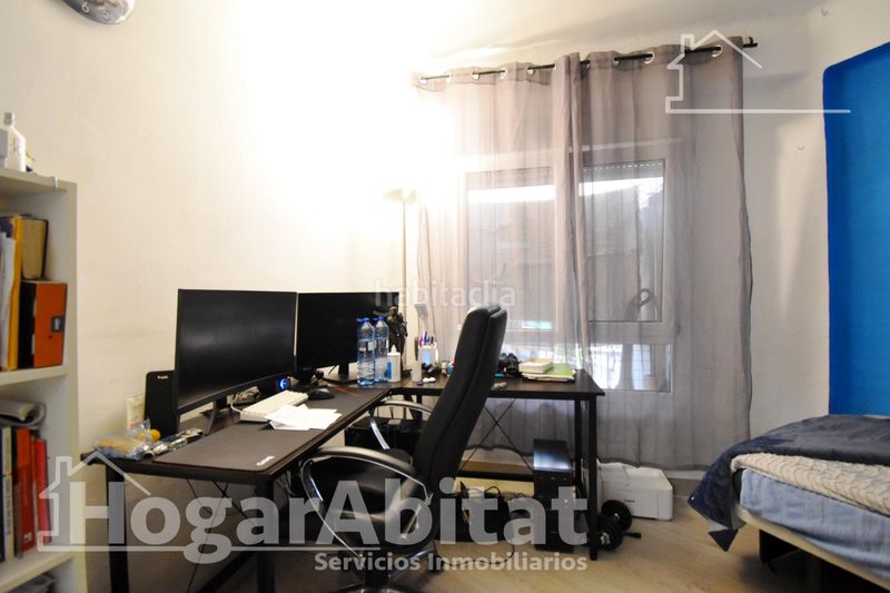 Foto 541c39b7-90e0-4c5d-8bdd-58c5f22dfdd0. Pis a Oliva pueblo Oliva