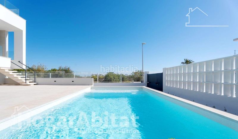 Foto 3e8e19ca-f6a5-4621-9ad6-ee61829a68f9. Xalet amb aparcament piscina a Oliva playa Oliva