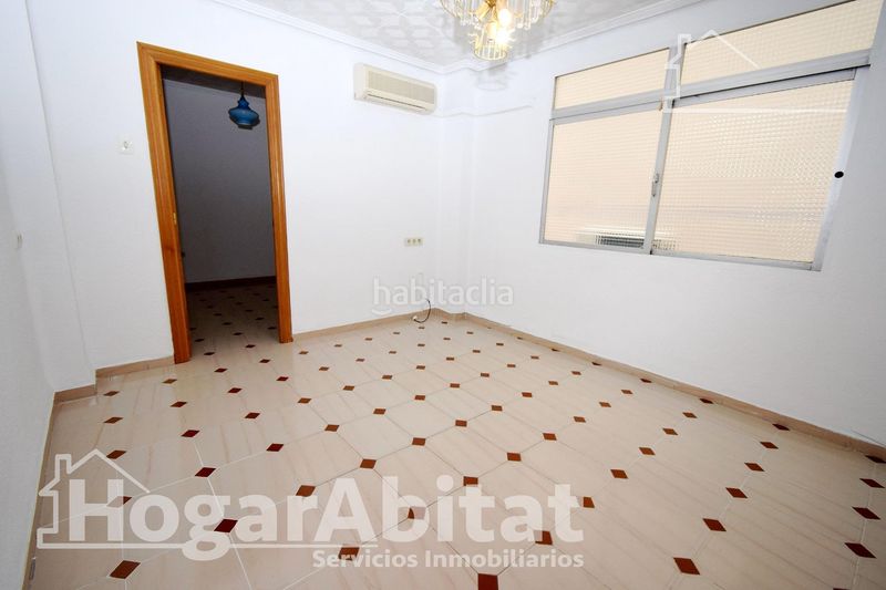 Piso exterior y luminoso con 4 dormitorios junto al puerto en Valencia - Imagen 9