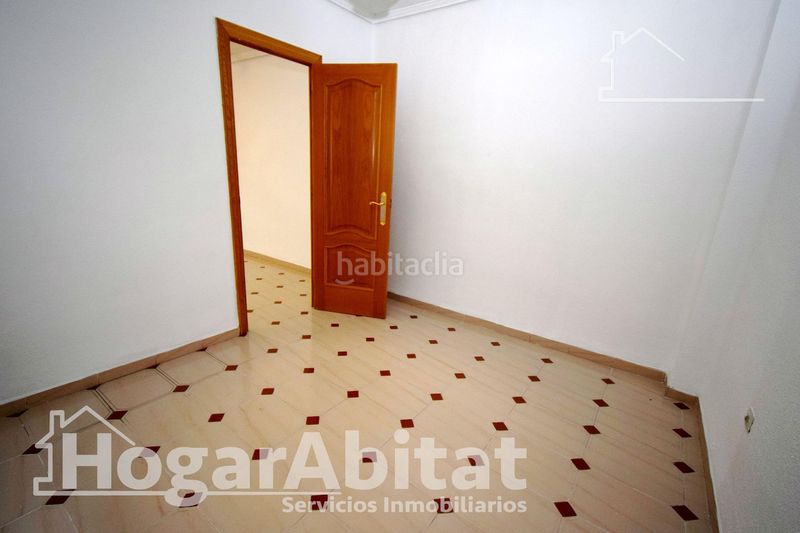 Piso exterior y luminoso con 4 dormitorios junto al puerto en Valencia - Imagen 18