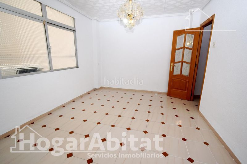 Piso exterior y luminoso con 4 dormitorios junto al puerto en Valencia - Imagen 8