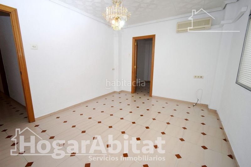 Piso exterior y luminoso con 4 dormitorios junto al puerto en Valencia - Imagen 10