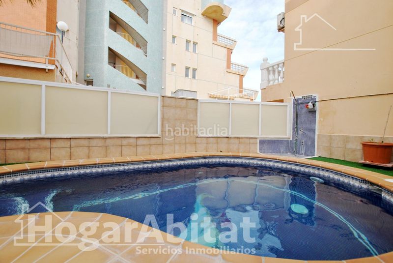 Foto 8b5a4290-9d04-4802-8a30-15f3a49a3306. Casa adossada amb piscina a Oliva playa Oliva
