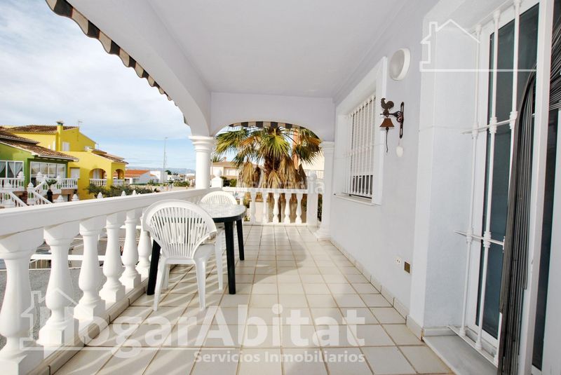 Foto cb9e22da-a394-48cc-a4d1-afb0a7099892. Casa adossada amb piscina a Oliva playa Oliva