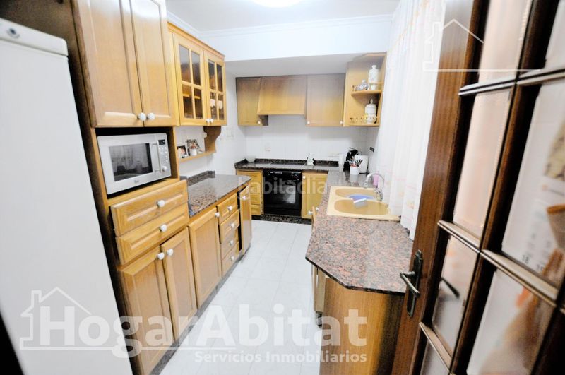 Foto f6545439-76ec-493a-bd3c-197cfad1cd85. Casa amb aparcament a Rafelbunyol
