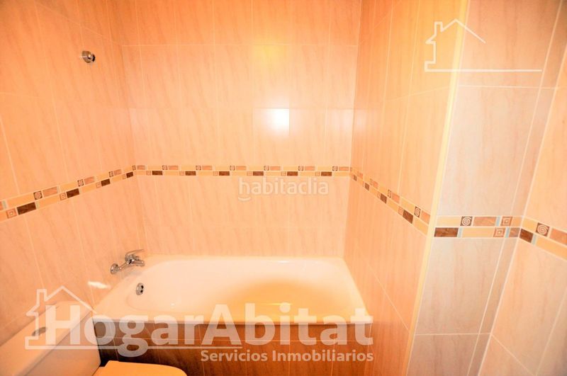 Foto 71af71e3-92e7-4860-ab5c-ab24c00f5bfd. Piso seminuevo con garaje, trastero y balcón en Massamagrell