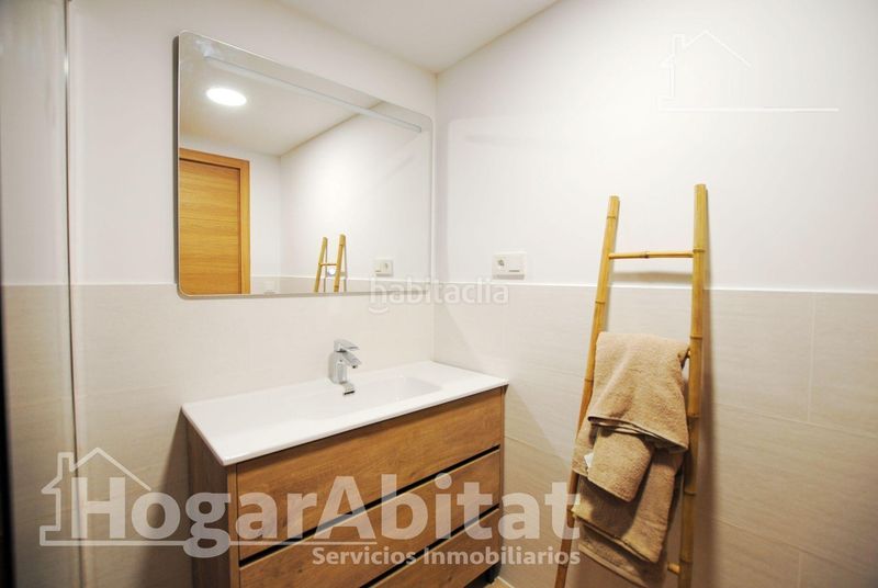 Foto 0afe55cf-5dfa-4551-ba8c-d9e3d6227784. Edifici a Oliva pueblo Oliva