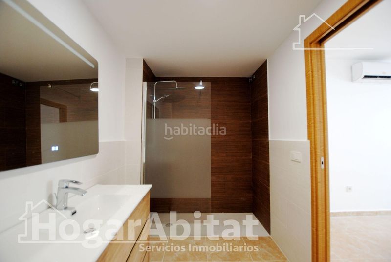 Foto 16b77c8f-84f1-4989-8cb7-35cb3bf0bd46. Edifici a Oliva pueblo Oliva