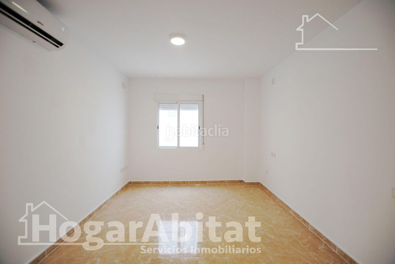 Foto 28ac1cc9-583e-467c-812d-9a5a50461ec5. Edifici a Oliva pueblo Oliva