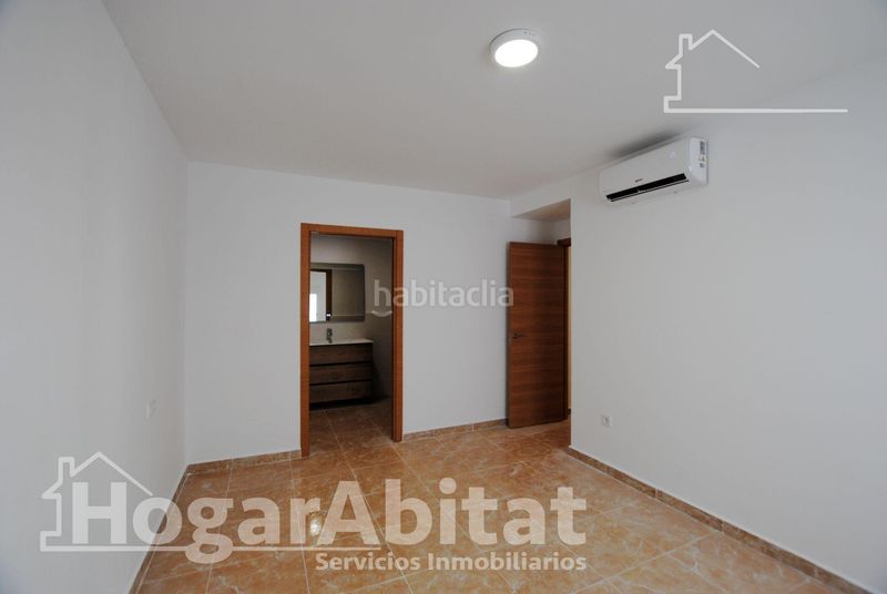 Foto 384d5a7b-ee59-4f82-b20b-0df64dc1c636. Edifici a Oliva pueblo Oliva