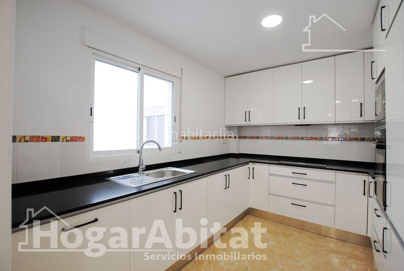 Foto 8a39d28f-d8d5-4de9-bfd3-1519cc9e2576. Edifici a Oliva pueblo Oliva