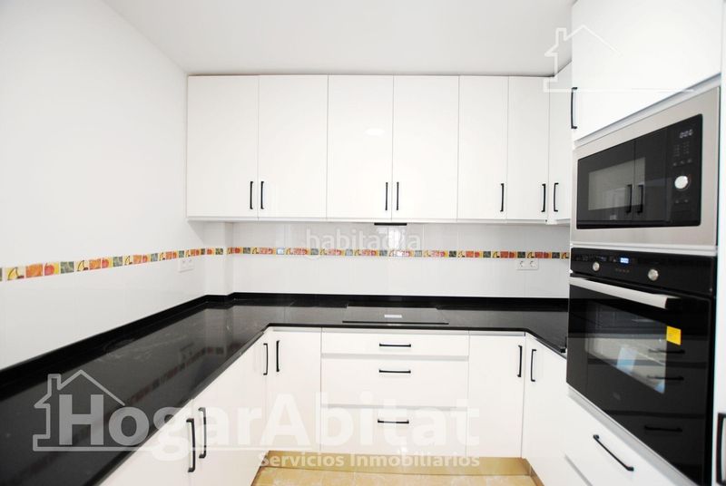 Foto 921a2af0-d287-4abb-b6eb-61b5bcc29fbe. Edifici a Oliva pueblo Oliva