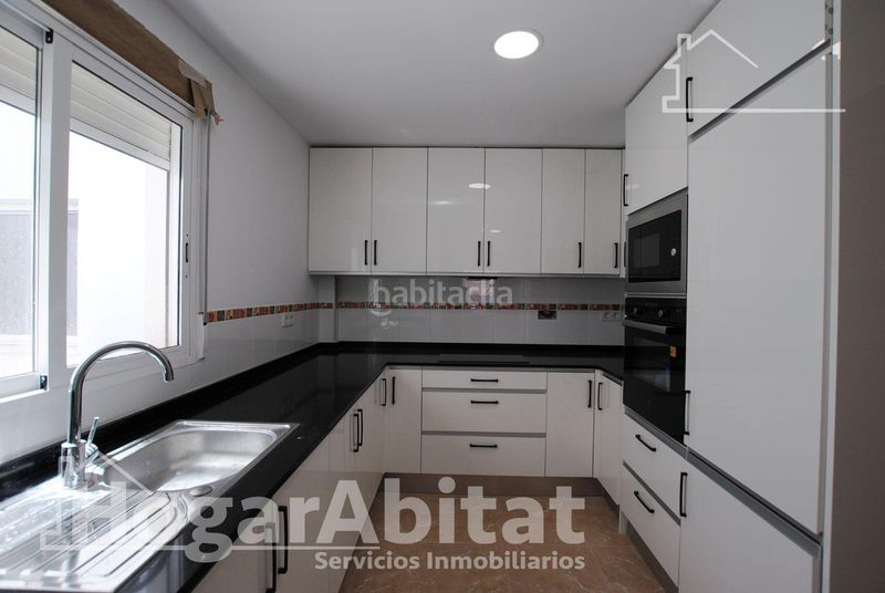 Foto 98529273-b9d3-483e-a35f-5ce79f84abc7. Edifici a Oliva pueblo Oliva