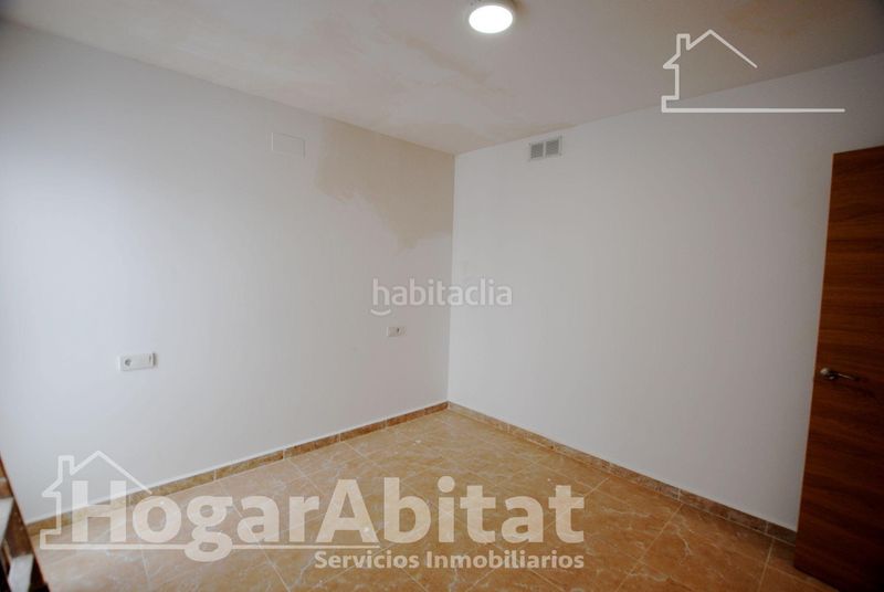 Foto b3ad7a26-e917-4722-86a1-bc008f984c18. Edifici a Oliva pueblo Oliva