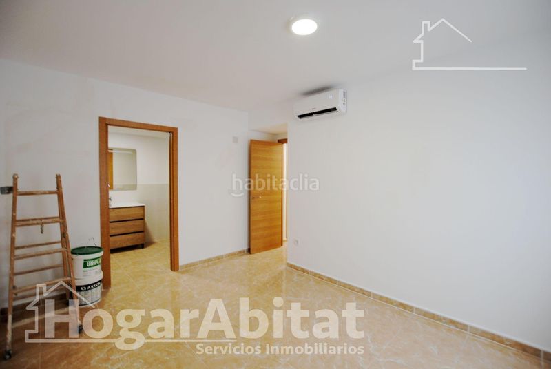 Foto b4817ad7-7b09-48d2-bedf-912d3eabfbb4. Edifici a Oliva pueblo Oliva