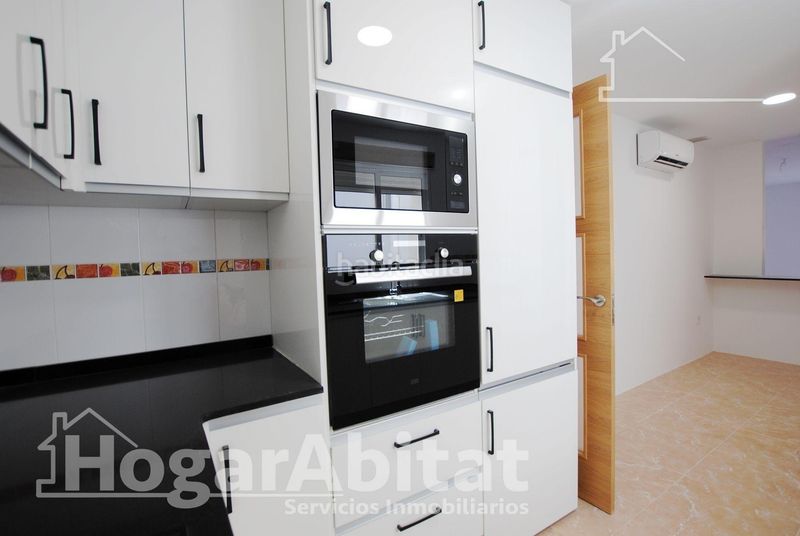 Foto defb7ce8-f40d-4acf-a16b-1fd99b088008. Edifici a Oliva pueblo Oliva