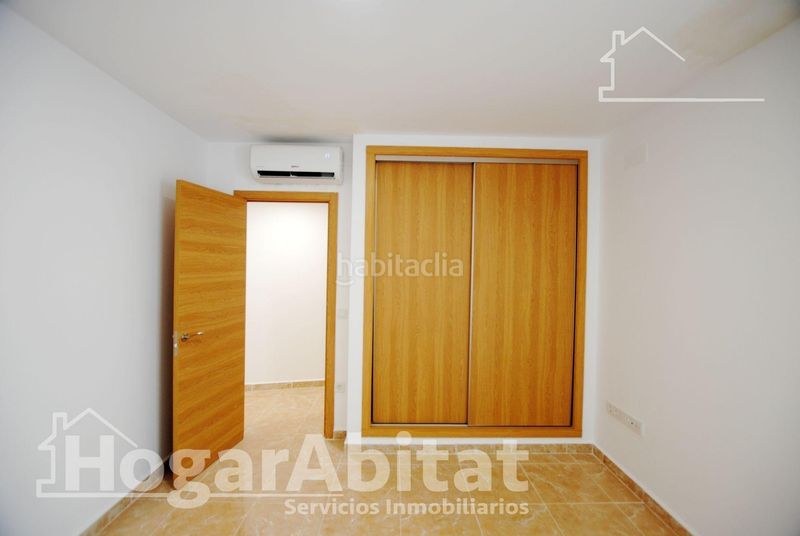 Foto f9cc4bcb-cdc3-4b16-aebd-5f21bc0ad59b. Edifici a Oliva pueblo Oliva