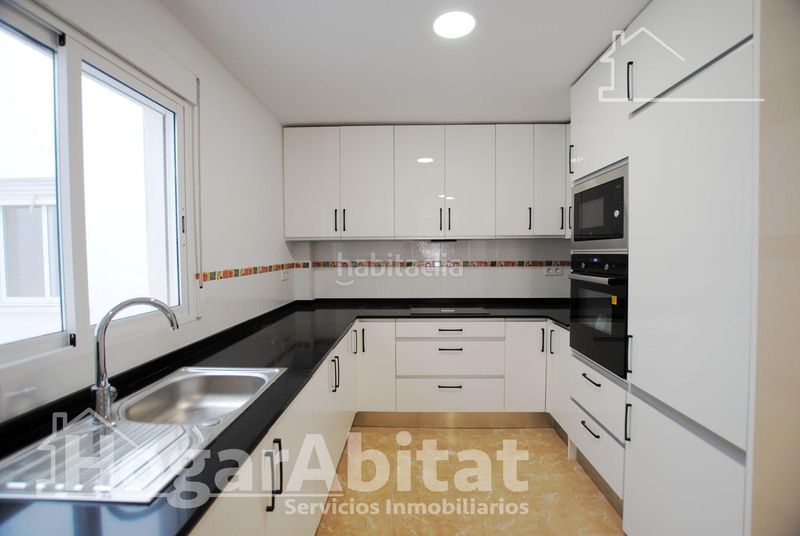 Foto fdf7ae1e-e05e-4862-ab9c-3d037cd39588. Edifici a Oliva pueblo Oliva