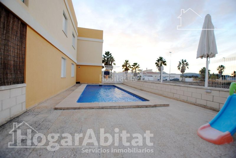 Foto 6882f37e-7b2e-4fc7-9f48-a2fa8b7a4c22. Casa adossada amb aparcament piscina a Oliva playa Oliva