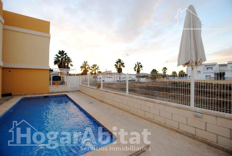 Foto 9207664d-a9cc-4875-ab8b-019d07c20afc. Casa adossada amb aparcament piscina a Oliva playa Oliva