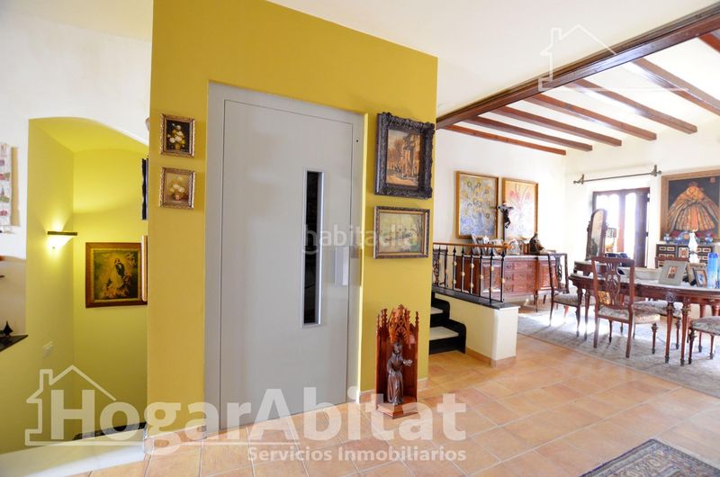 Foto 95c915ba-949e-42ca-b0fa-3ff0aea9d92d. Casa centro! magnífica casa esquinera y luminosa con dos terrazas y ascensor en Rafelcofer