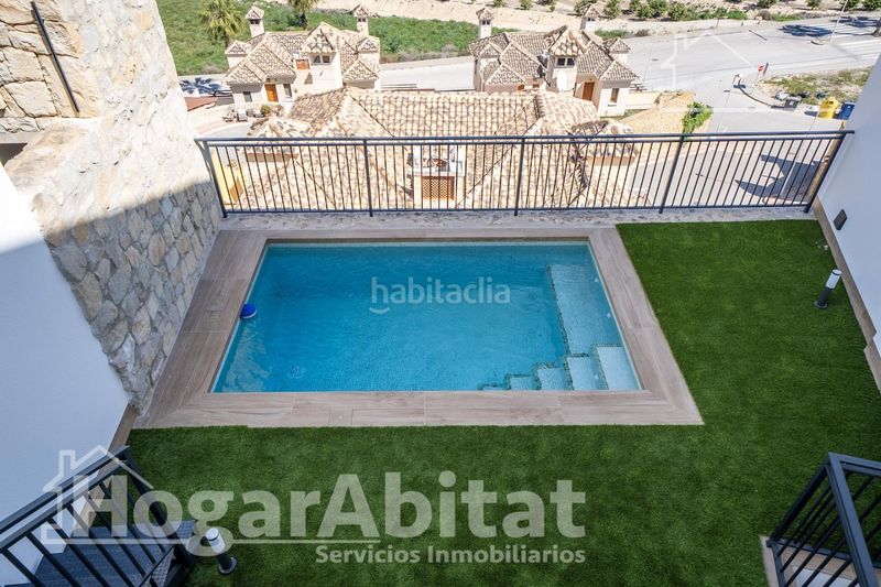 Foto ae9e684e-e450-46e5-a59c-61b38c7595df. Casa adossada amb aparcament piscina a Algorfa