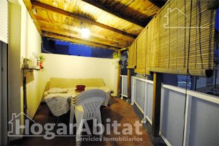 Casa adossada  Calle la catorzena. Amplia casa adosada con terraza y balcón cerca del ayuntamiento