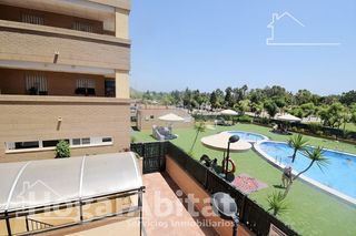 Flat  Avenida jardin. Seminuevo junto al mar con piscina, terraza y garaje